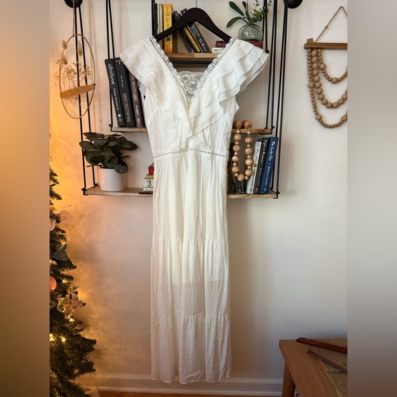 Elegant White Lace Maxi Dress - Picture 4 of 7